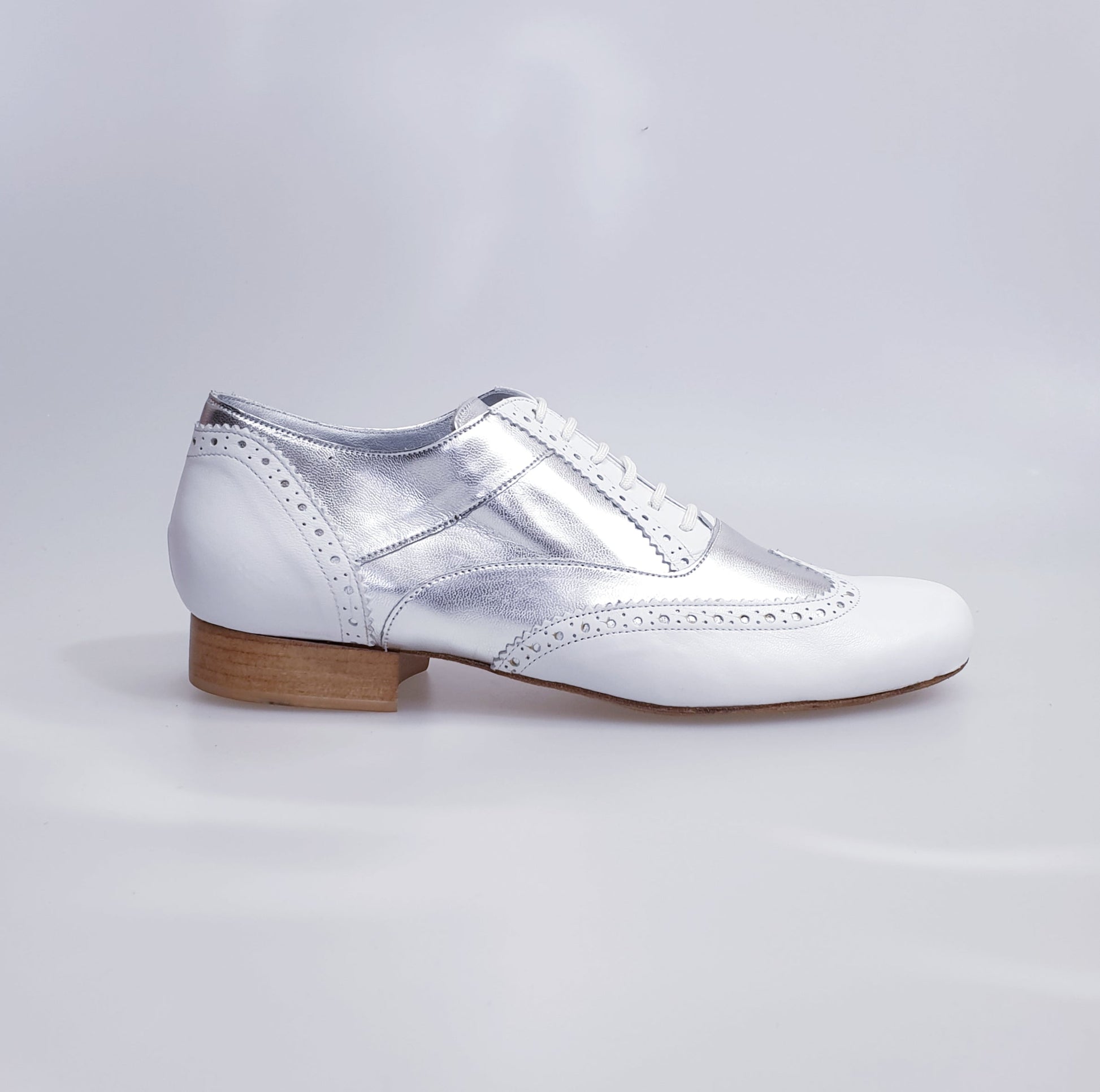Scarpa stringata Adone MS14 in pelle bianca e argento, forma tonda, stile Oxford Brogue, elegante e raffinata.