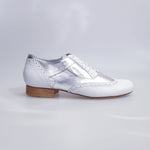 Carica immagine nella Galleria, Scarpa stringata Adone MS14 in pelle bianca e argento, forma tonda, stile Oxford Brogue, elegante e raffinata.
