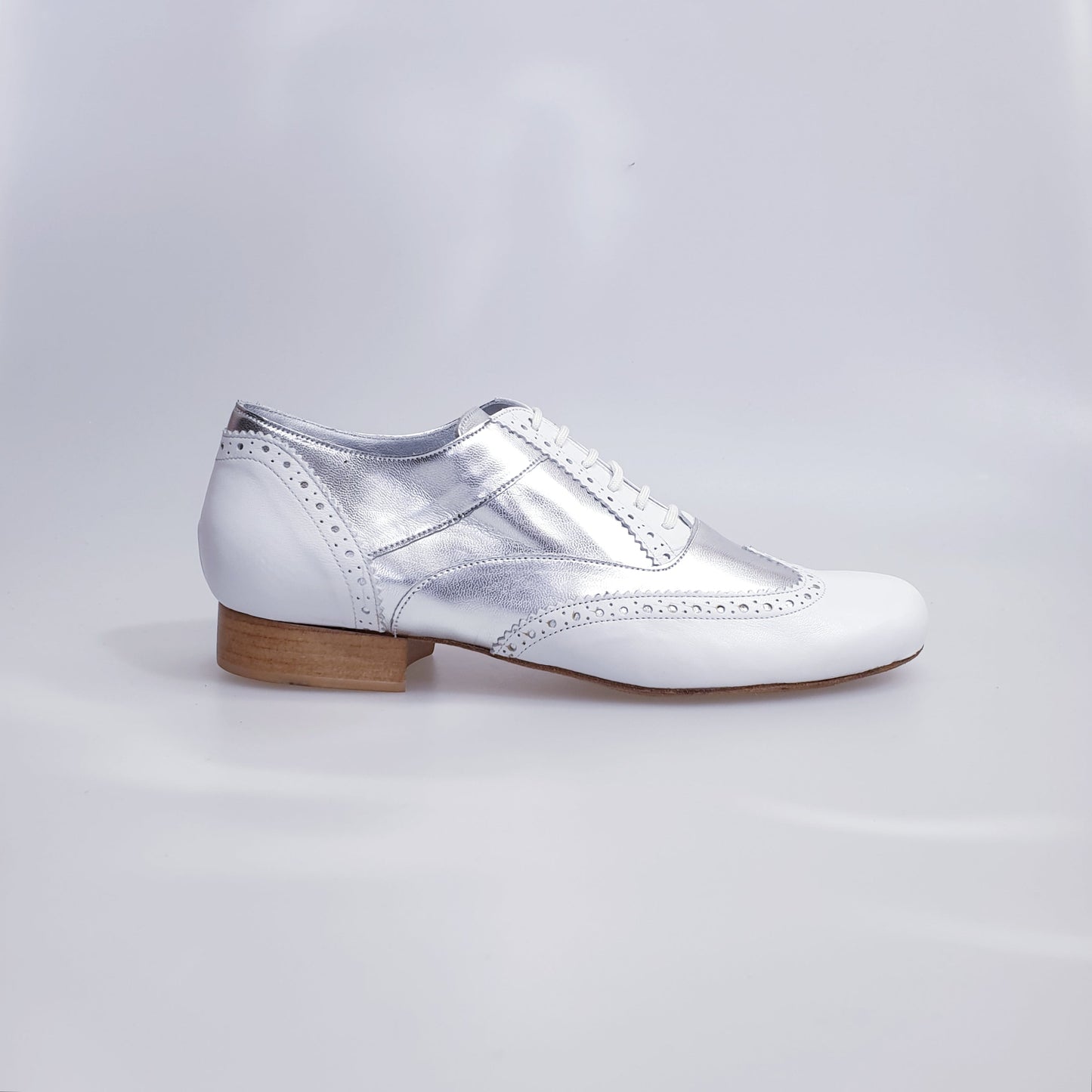 Scarpa stringata coda di rondine Wish Dance Shop Adone MS14 in pelle bianca e argento, forma tonda, stile Oxford Brogue