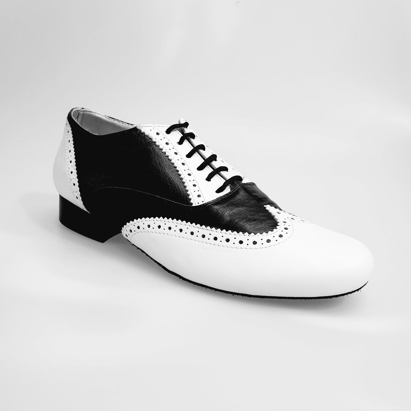 Scarpa stringata Adone MS14 in pelle bianca e nera, stile Oxford Brogue, con forma tonda, elegante e classica.