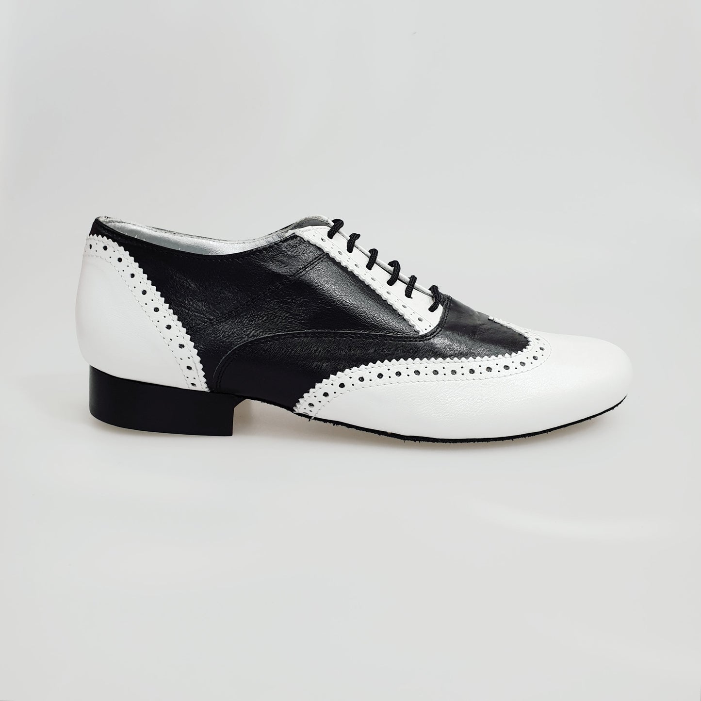 Scarpa stringata Adone MS14 in pelle bianca e nera, oxford brogue con punta tonda, stile classico e dettagli eleganti.