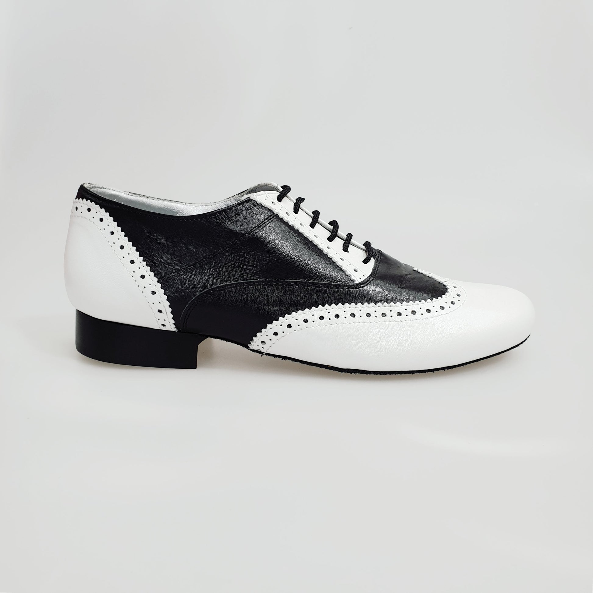 Scarpa stringata Adone MS14 in pelle bianca e nera, oxford brogue con punta tonda, stile classico e dettagli eleganti.