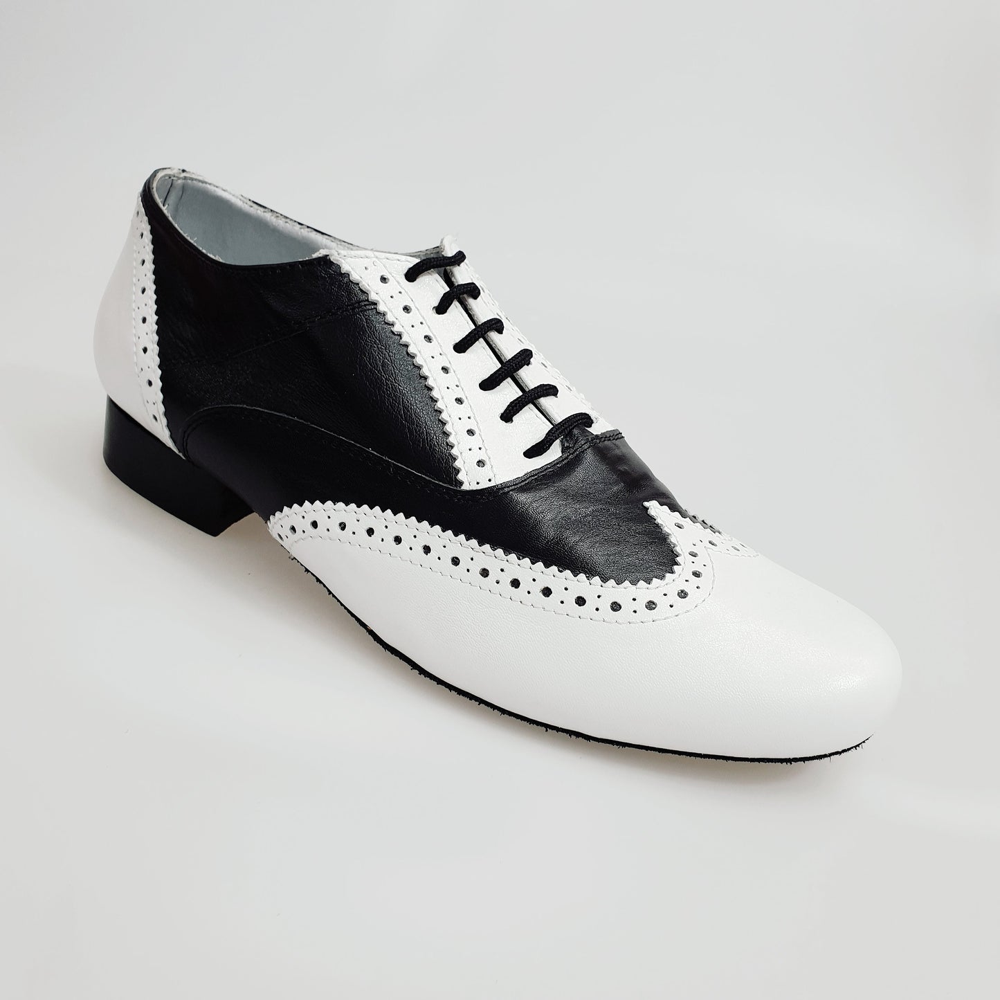 Scarpe oxford brogue Wish Dance Shop in pelle bianca e nera, modello Adone MS14 con punta tonda e dettagli coda di rondine