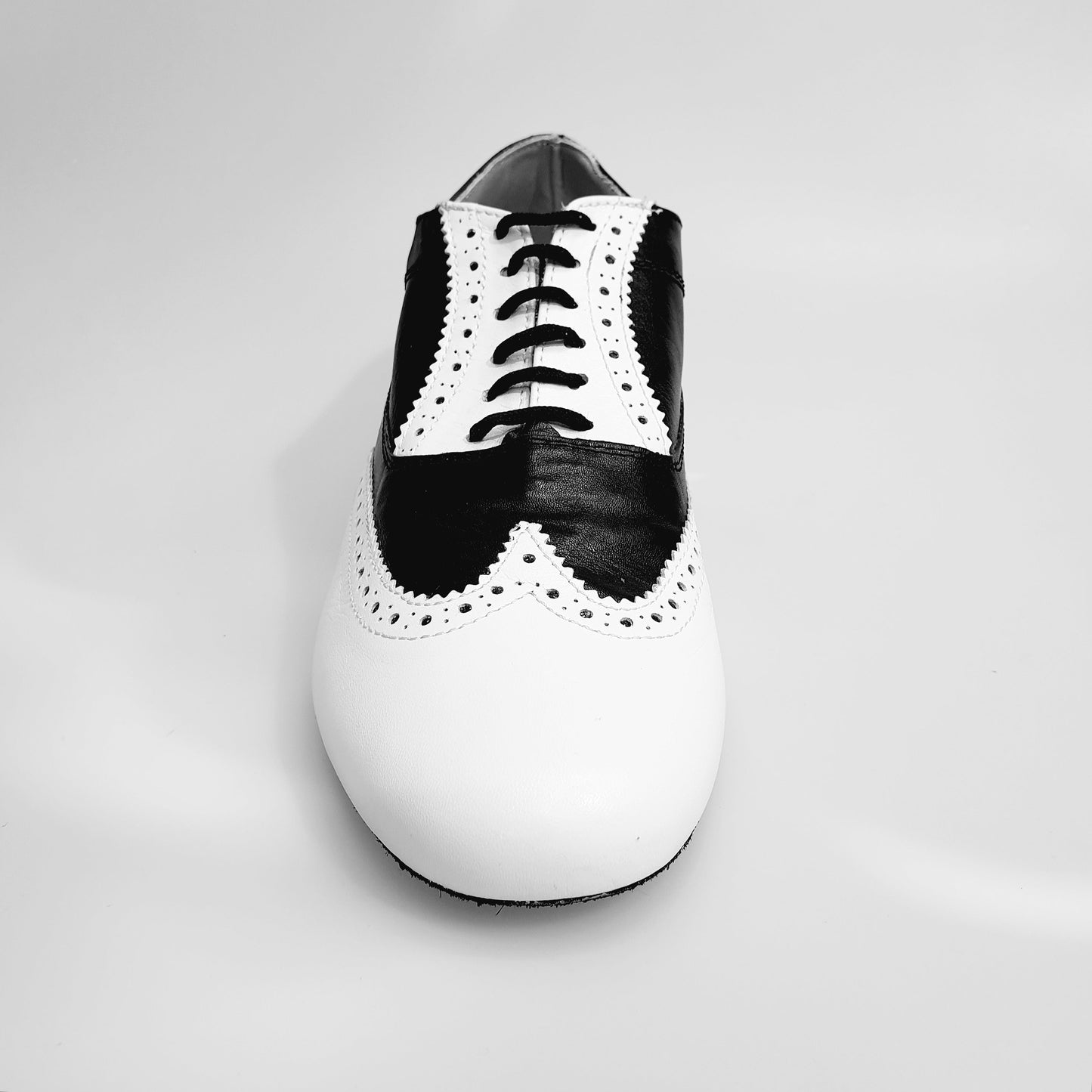 Scarpa stringata Adone MS14 Oxford Brogue in pelle bianca e nera, forma tonda, stile classico e elegante.