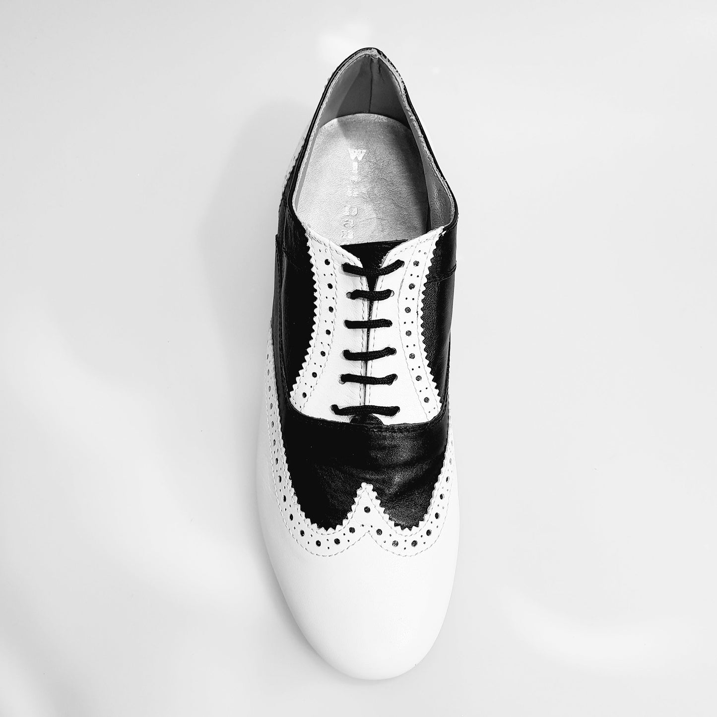 Scarpa Oxford Brogue bianca e nera Adone MS14 con stringa e forma tonda, stile coda di rondine, in pelle, marca Wish Dance Shop