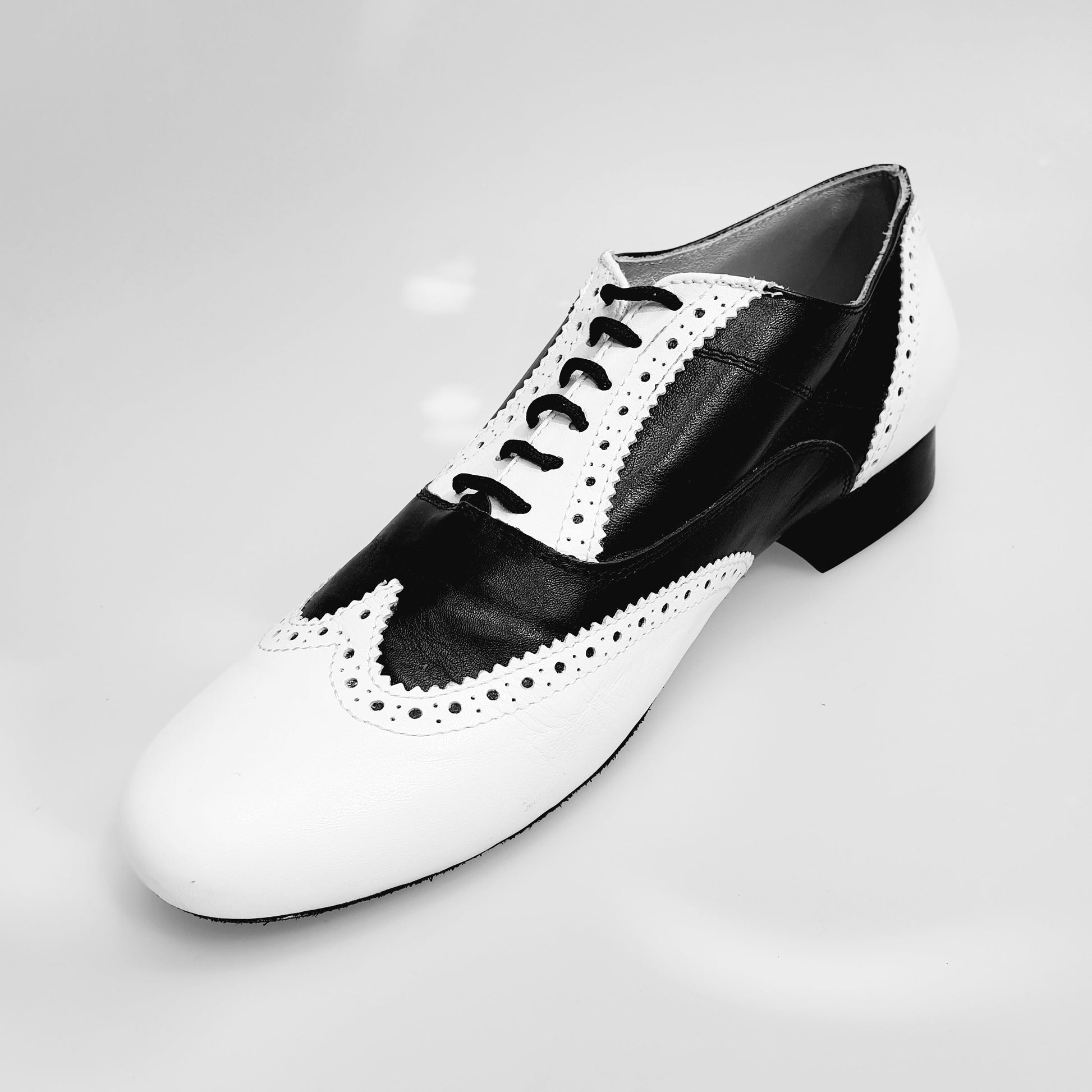 Scarpa stringata in pelle bianca e nera, modello Oxford Brogue Adone MS14, forma tonda, stile elegante e classico.