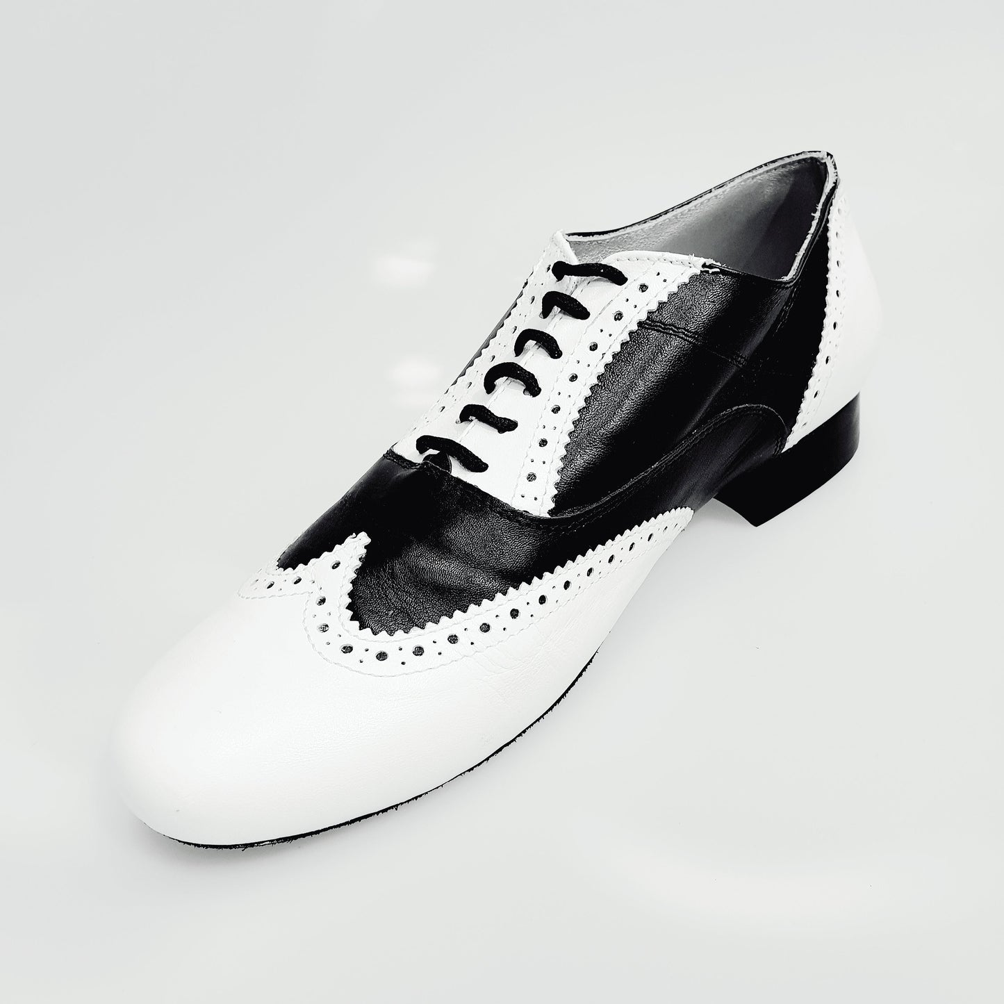 Scarpa stringata coda di rondine Wish Dance Shop Adone MS14 in pelle bianca e nera, forma tonda, modello Oxford Brogue.