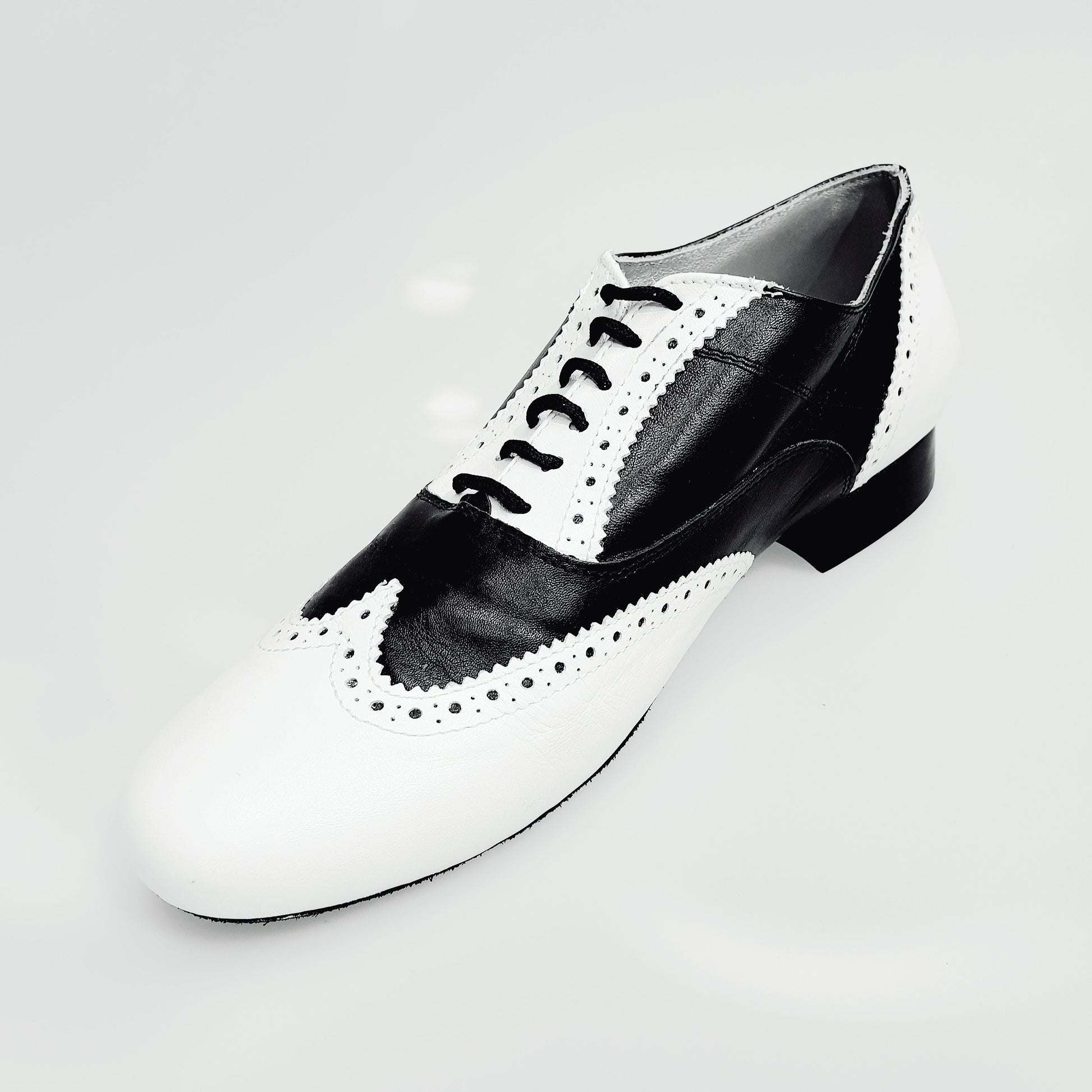 Scarpa stringata coda di rondine Wish Dance Shop Adone MS14 in pelle bianca e nera, forma tonda, modello Oxford Brogue.