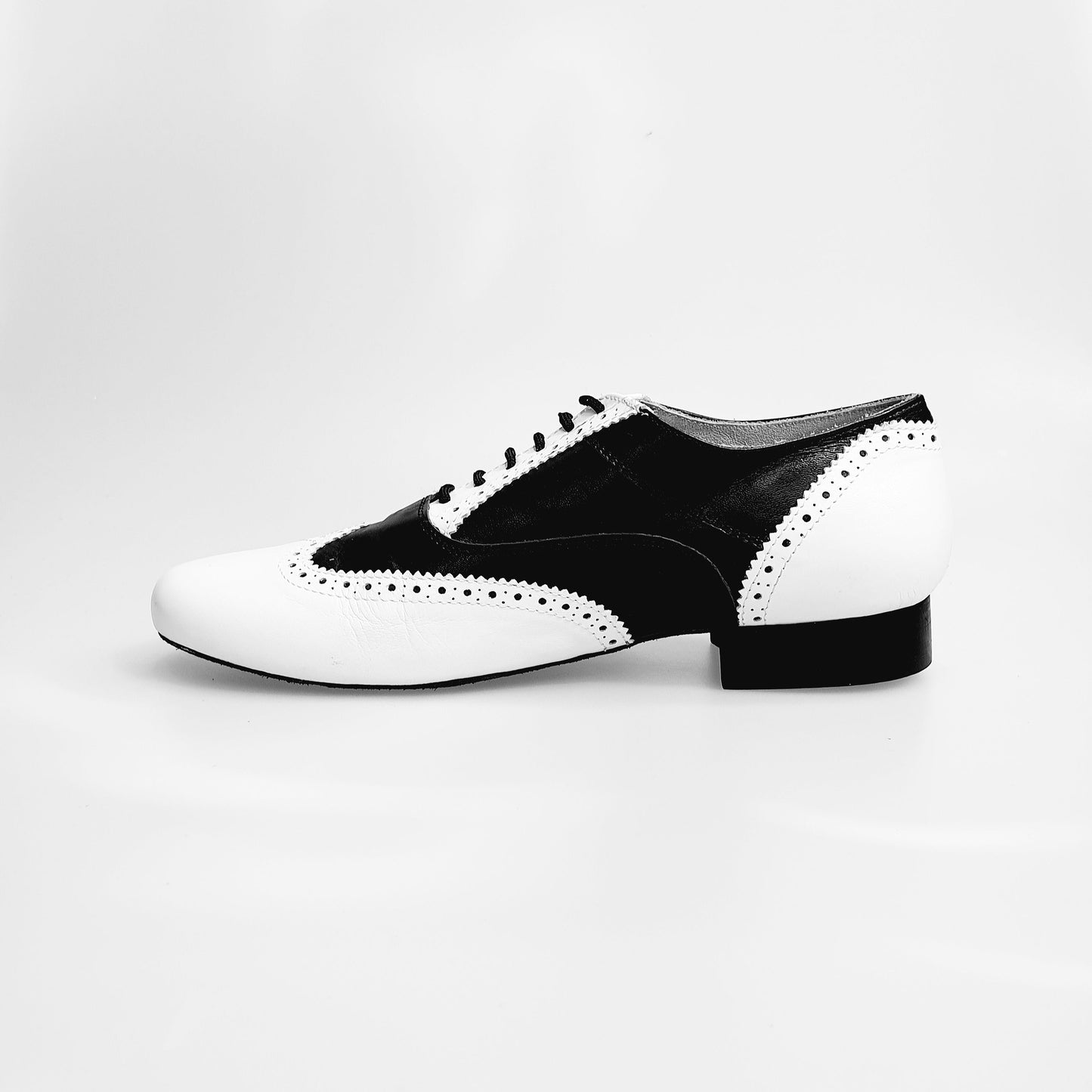 Scarpa stringata Adone MS14 in pelle bianca e nera, forma tonda, stile Oxford Brogue, elegante e classica.