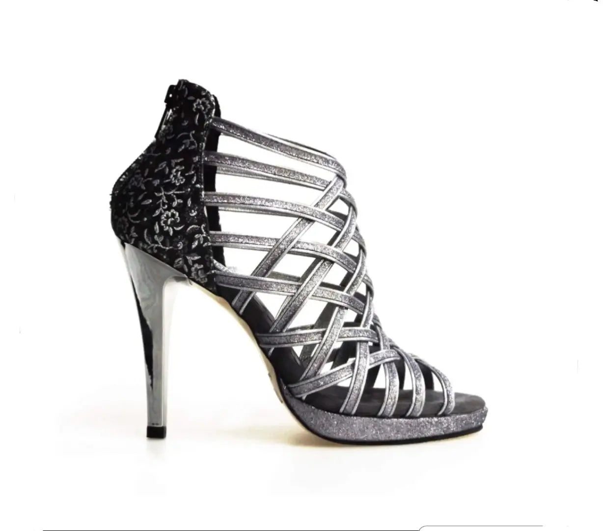 Scarpa da donna Intrigo 780 in glitter carbon con tacco alto a spillo largo, tallone fiorato veneziano e plateau argentato.