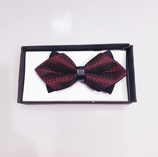Papillon Wish Dance Shop a punta, fantasia elegante con mini quadri sovrapposti in rosso Bordeaux su base nera.