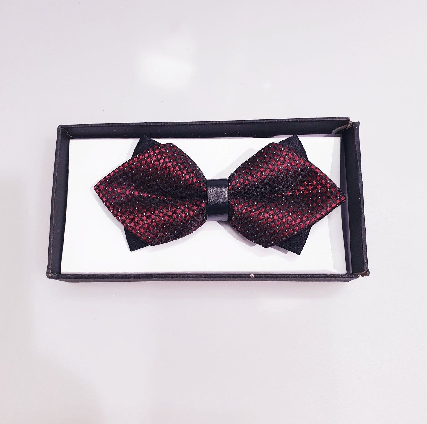Papillon Wish Dance Shop a punta, fantasia elegante con mini quadri sovrapposti in rosso Bordeaux su base nera.