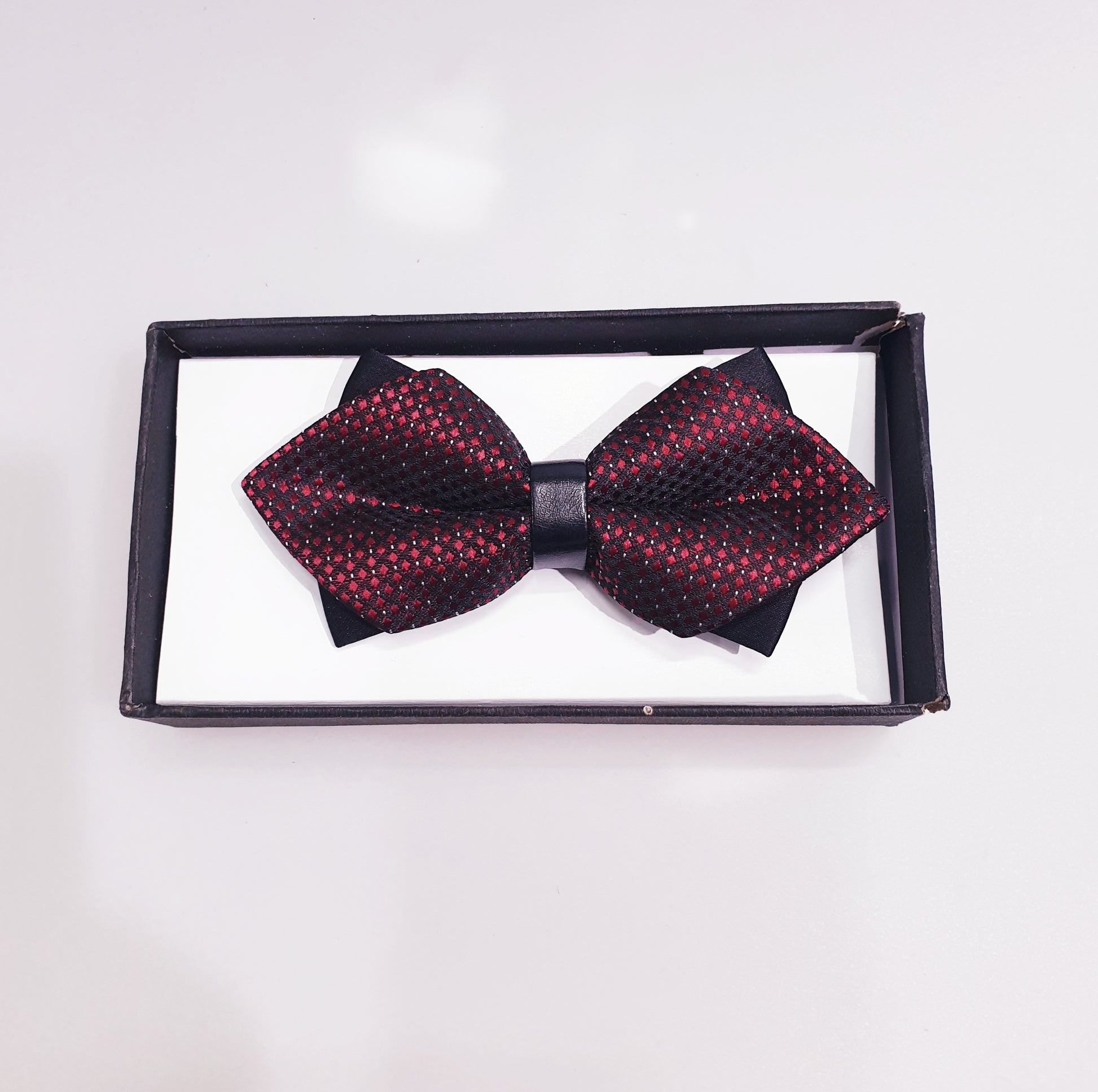 Papillon Wish Dance Shop a punta, fantasia elegante con mini quadri sovrapposti in rosso Bordeaux su base nera.