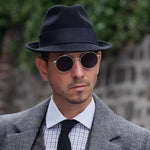 Load image into Gallery viewer, TRILBY - Cappello in Feltro Stile anni 60 Borsalino di lana Nero Fascia Nera foderato in raso nero
