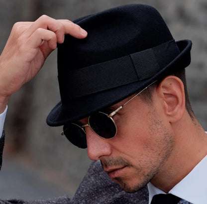 Cappello trilby in feltro nero stile anni '60 di Wish Dance, con fascia nera e fodera in raso nero, cappelli eleganti e classici