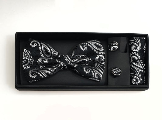 Set papillon in raso seta nero fantasia cashmere argento con pochette e gemelli modello Vogue, elegante accessorio da uomo.