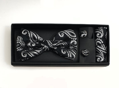Set papillon in raso seta nero fantasia cashmere argento con pochette e gemelli modello Vogue, elegante accessorio da uomo.