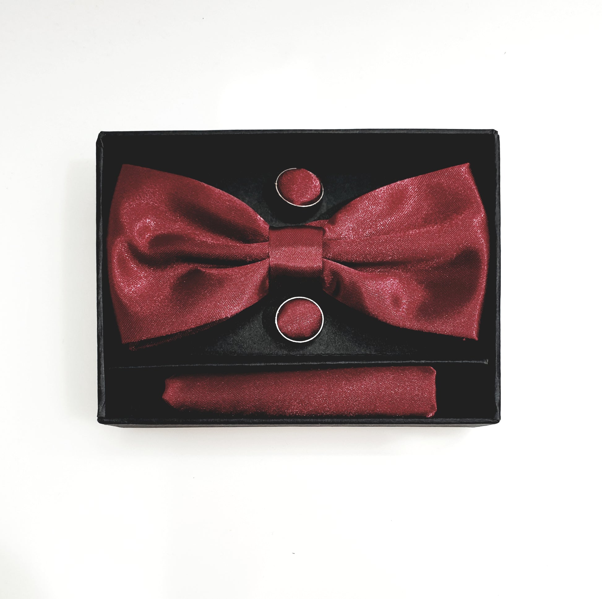 Set papillon in seta rosso granata con pochette e gemelli modello classico, elegante accessorio da uomo.