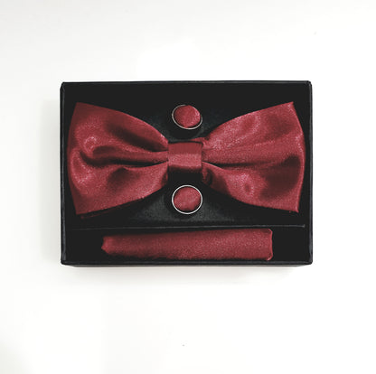 Set papillon in seta rosso granata con pochette e gemelli modello classico, elegante accessorio da uomo.