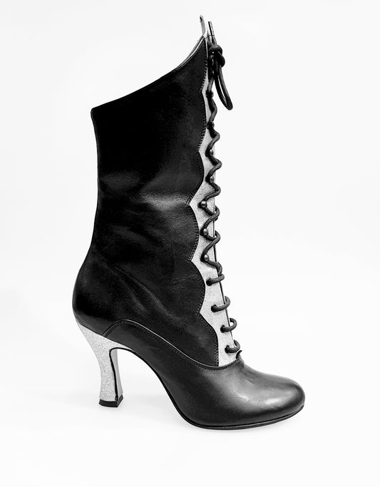Stivali in pelle nera Wish Dance con chiusura anteriore, alamari a stringhe e inserti glitter argento, modello D-3 Pairè.
