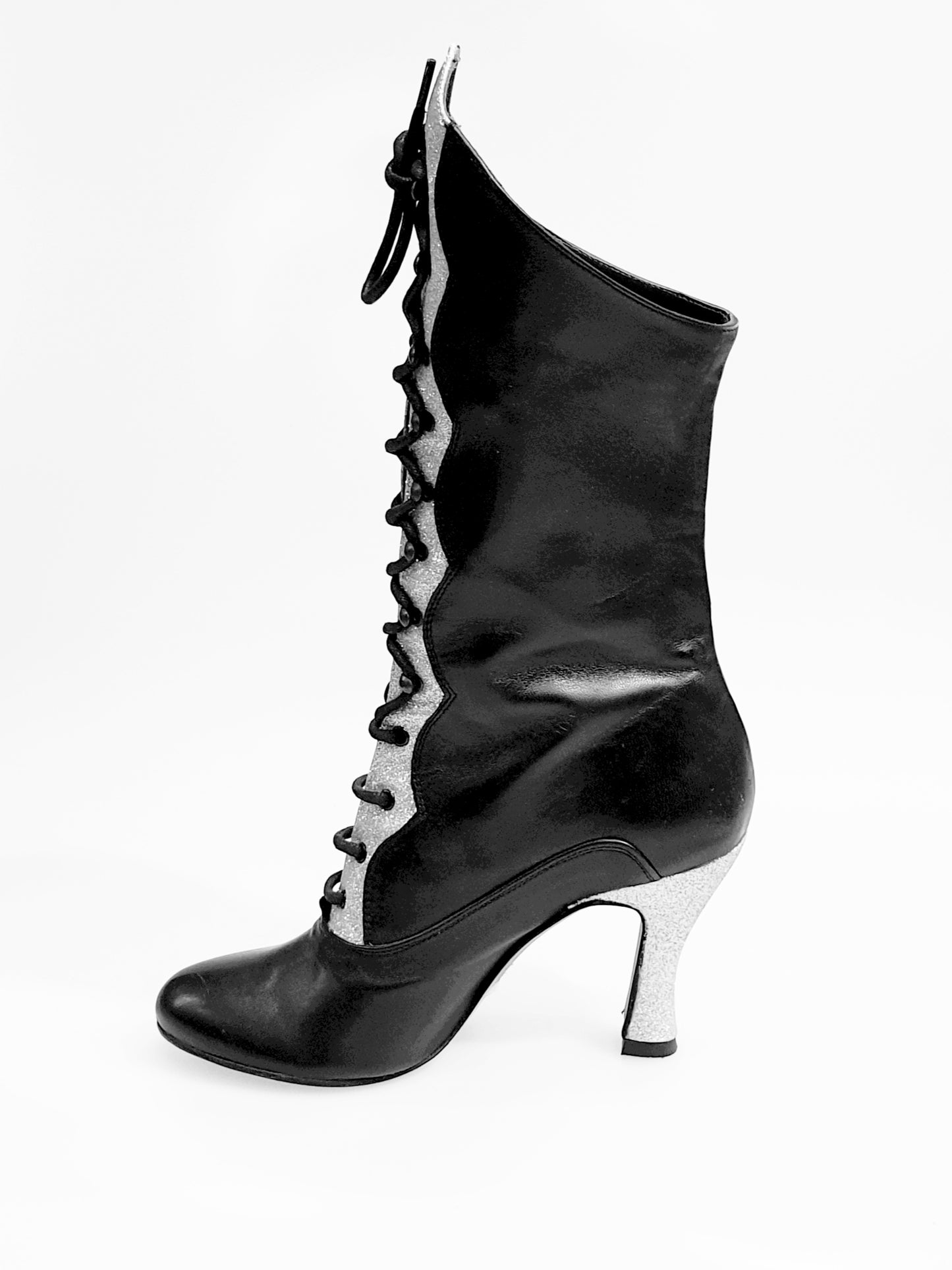 Stivali in pelle nera Wish Dance con chiusura anteriore, alamari a stringhe e inserti in glitter argento.