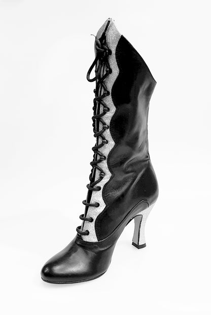 Stivali in pelle nera Wish Dance con chiusura anteriore, alamari a stringhe e inserti glitter argento, modello D-3 Pairè (L/B/Jo).