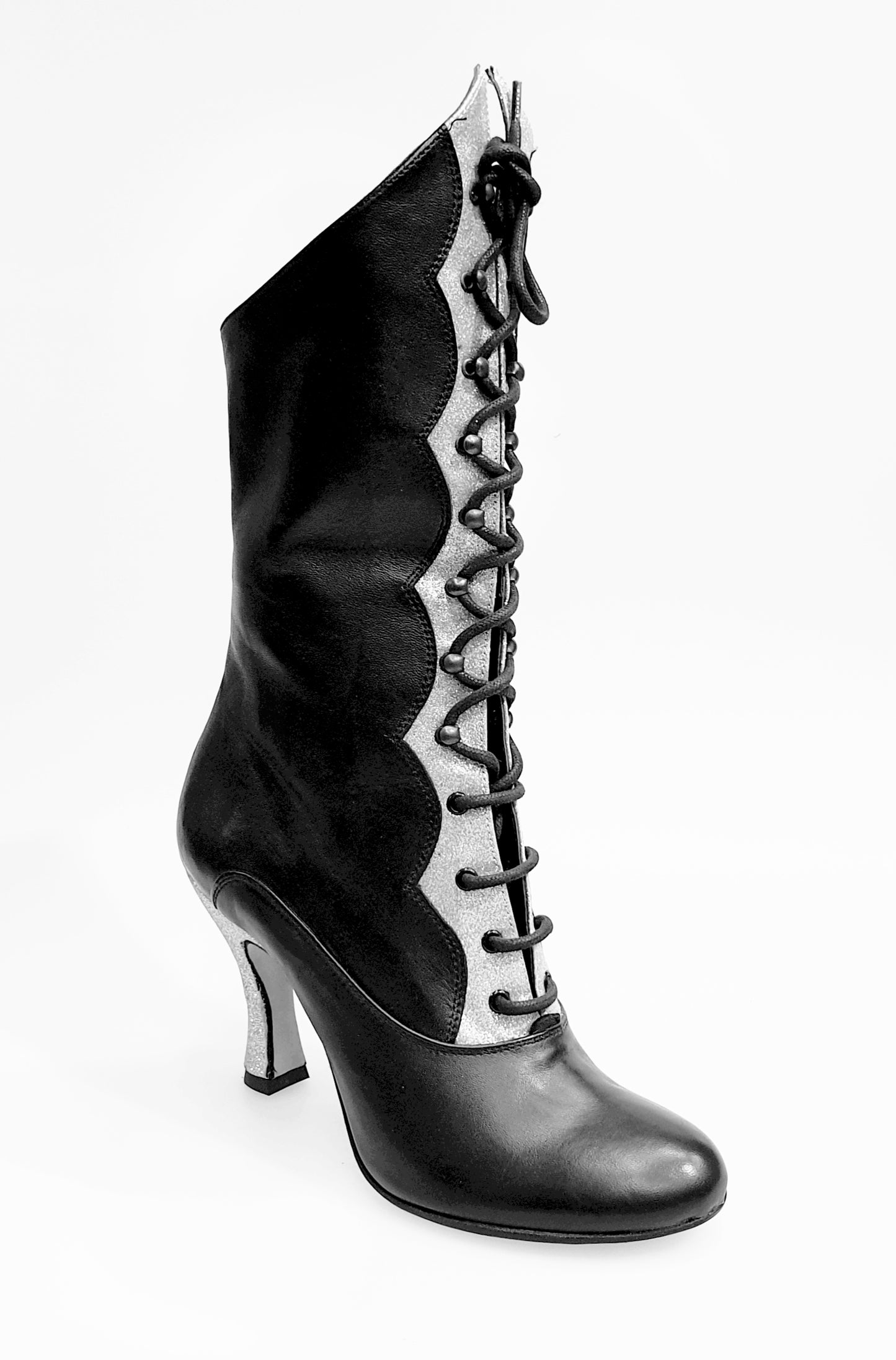 Stivale in pelle nera Wish Dance, D-3 Pairè, con chiusura anteriore, alamari a stringhe e inserti glitter argento.