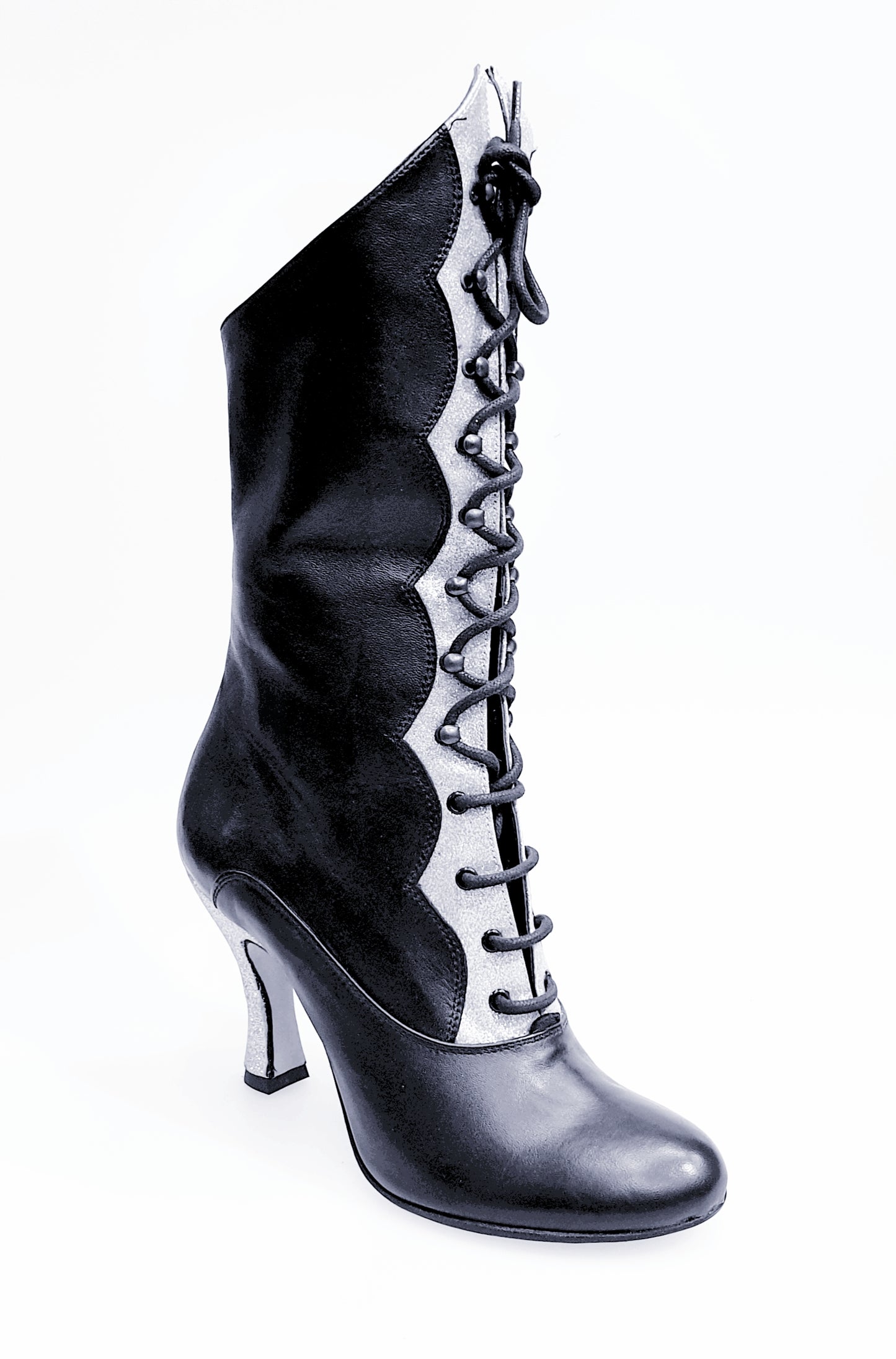 Stivali Wish Dance D-3 Pairè in pelle nera con chiusura anteriore, alamari a stringhe e inserti glitter argento.