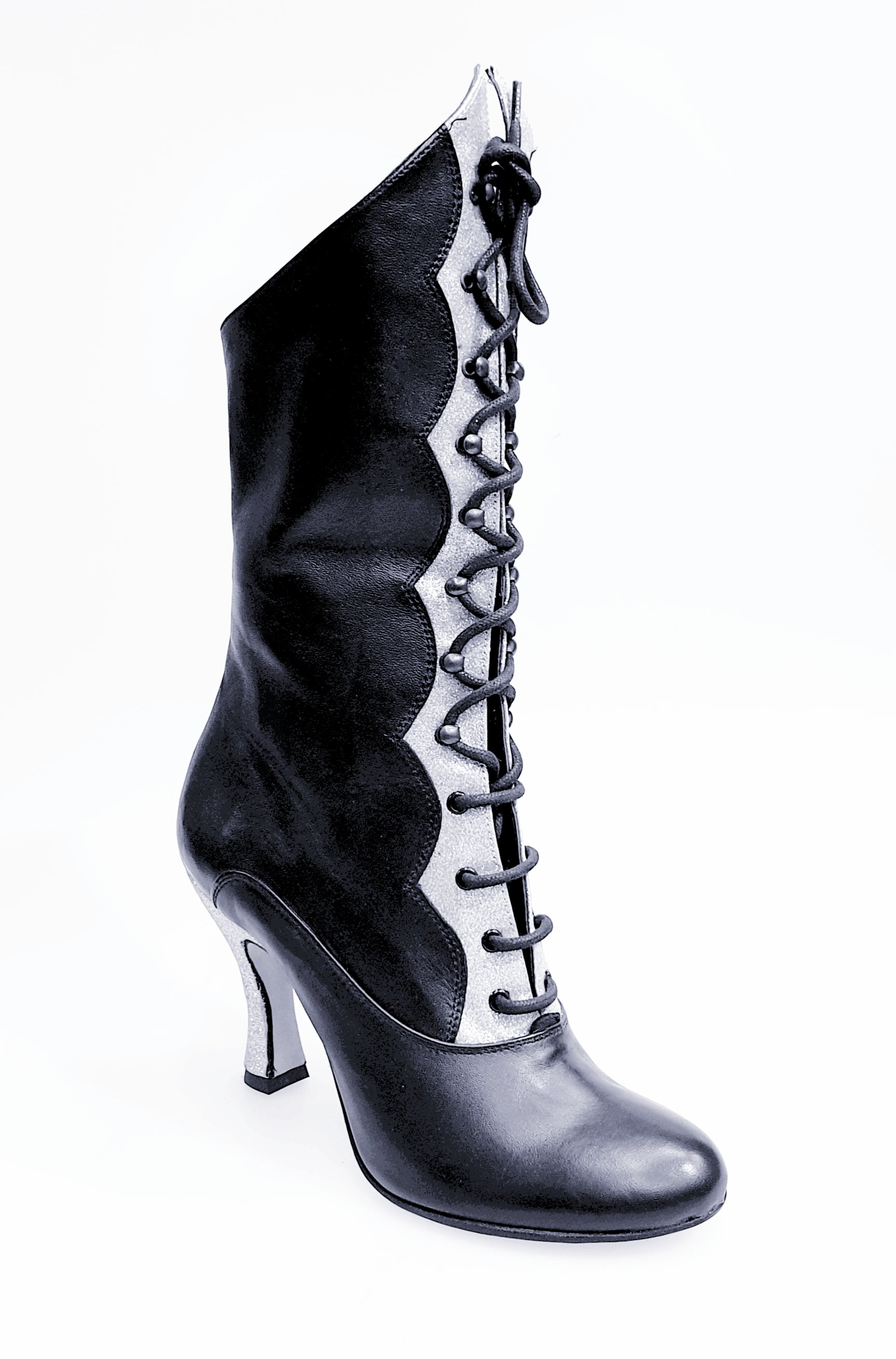 Stivali Wish Dance D-3 Pairè in pelle nera con chiusura anteriore, alamari a stringhe e inserti glitter argento.