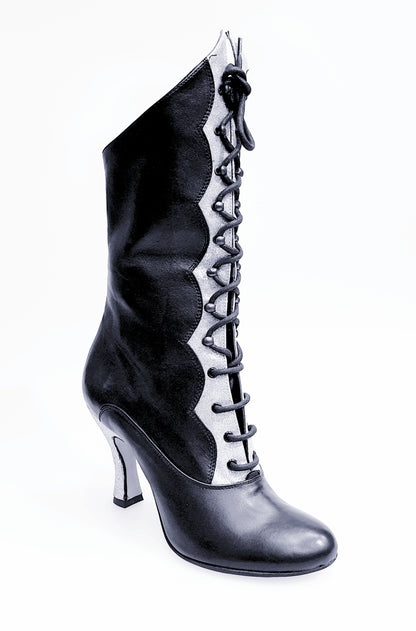 Stivali Wish Dance D-3 Pairè in pelle nera con chiusura anteriore, alamari a stringhe e inserti glitter argento.