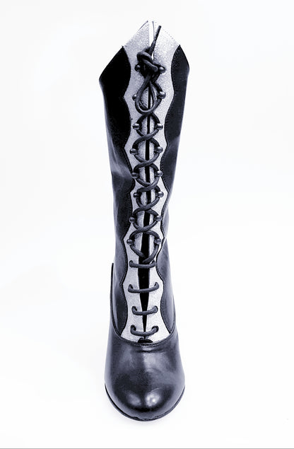 Stivali in pelle nera Wish Dance con chiusura anteriore, alamari a stringhe e inserti glitter argento, modello D-3 Pairè.