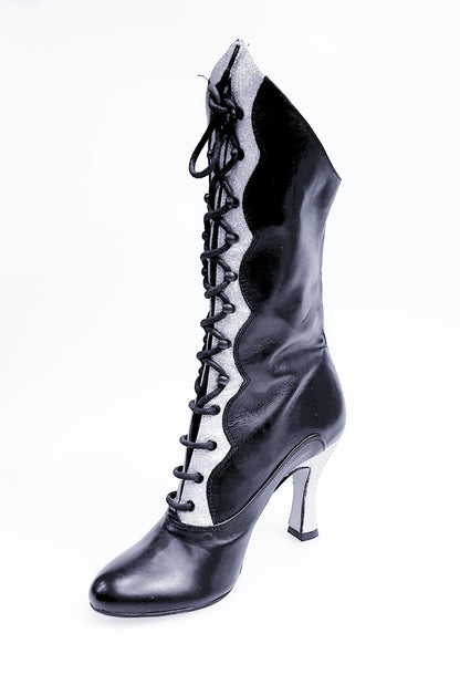 Stivali Wish Dance D-3 Pairè in pelle nera con chiusura anteriore, alamari a stringhe e inserti glitter argento.