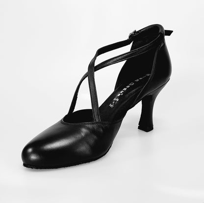 Scarpa da donna Wishdance Cuccarini in vera pelle nera, semichiusa, con dettagli eleganti e comoda linea italiana.