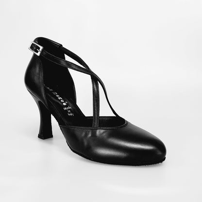 Scarpa da donna Wishdance Cuccarini, semichiusa in vera pelle nera, con dettagli eleganti e suola resistente.