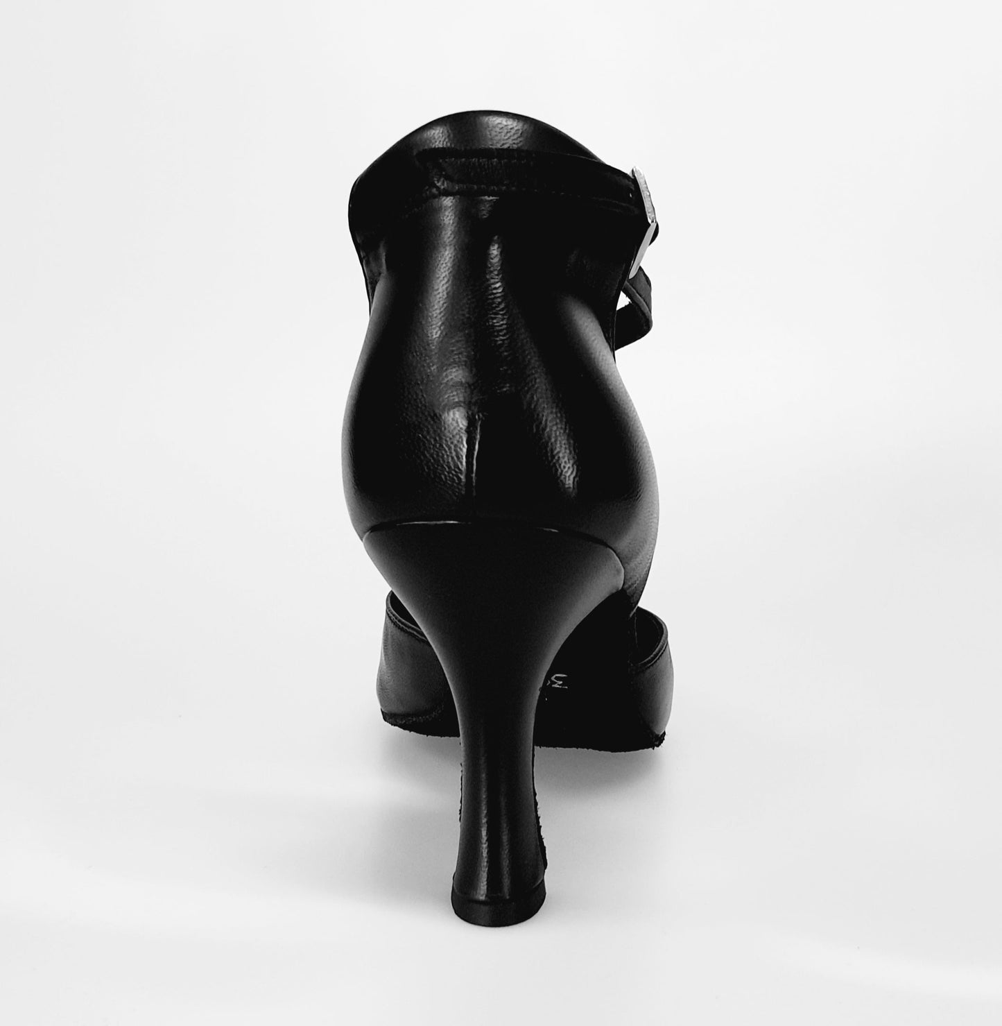 Scarpa da donna Wishdance Cuccarini in vera pelle nera, semichiusa, con suola sottile e design elegante.