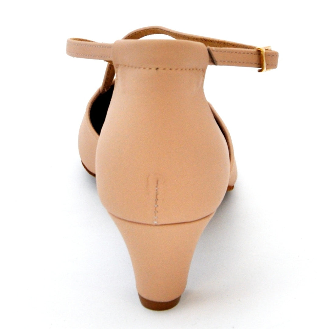 Scarpa da donna Cuccarini in vera pelle color carne, semichiusa, con design elegante e comodo, marca Wish Dance Shop.