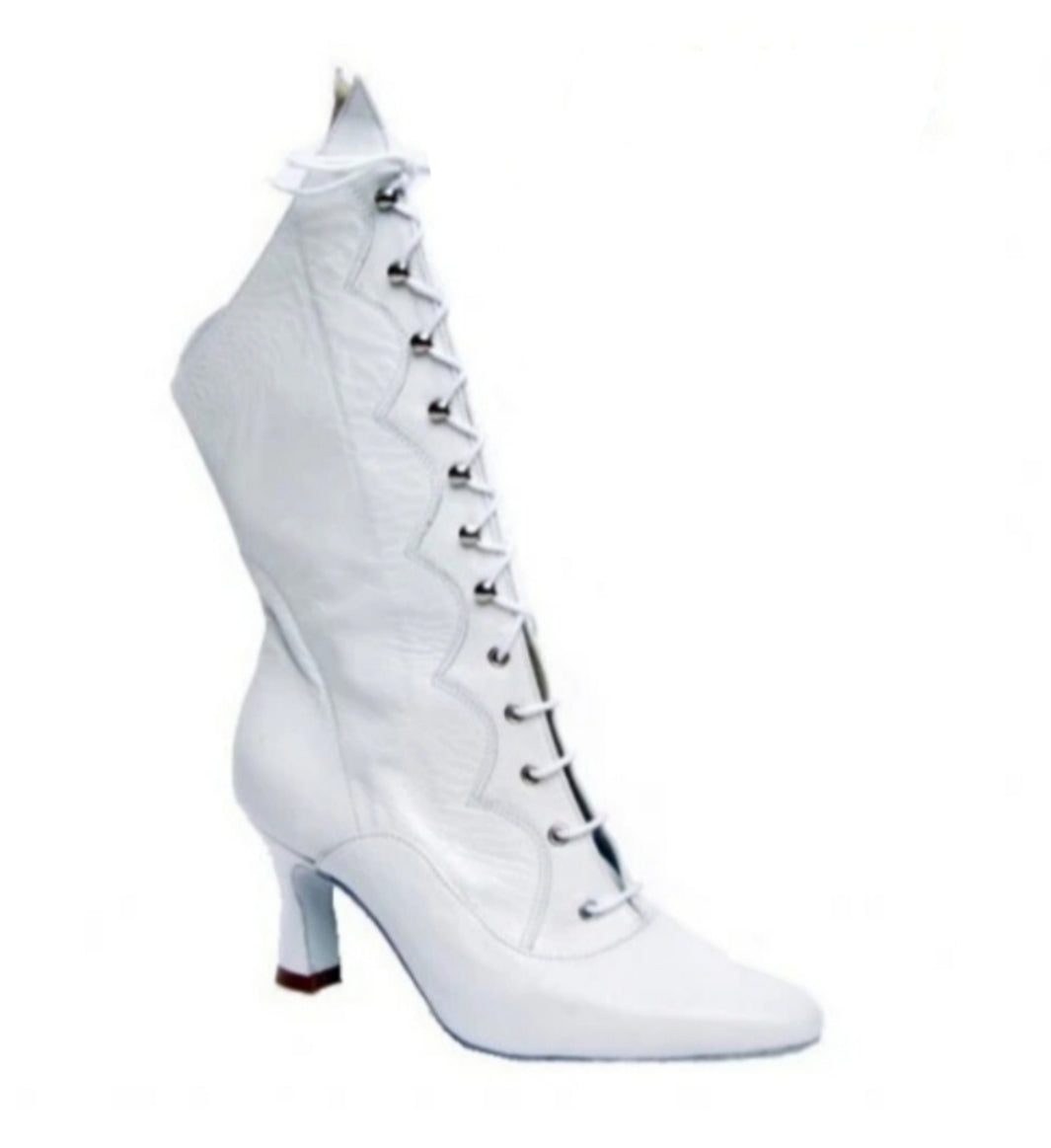 Stivali in pelle bianca Wish Dance Shop, con chiusura anteriore e alamari a stringhe, modello D-3 Pairè (L/B/Jo).