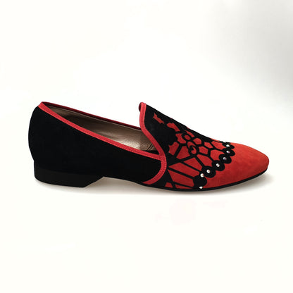 Scarpa da uomo Moreno MS21 in camoscio rosso con inserto in raso nero, Swarovski boreali e profilo rosso lungo.
