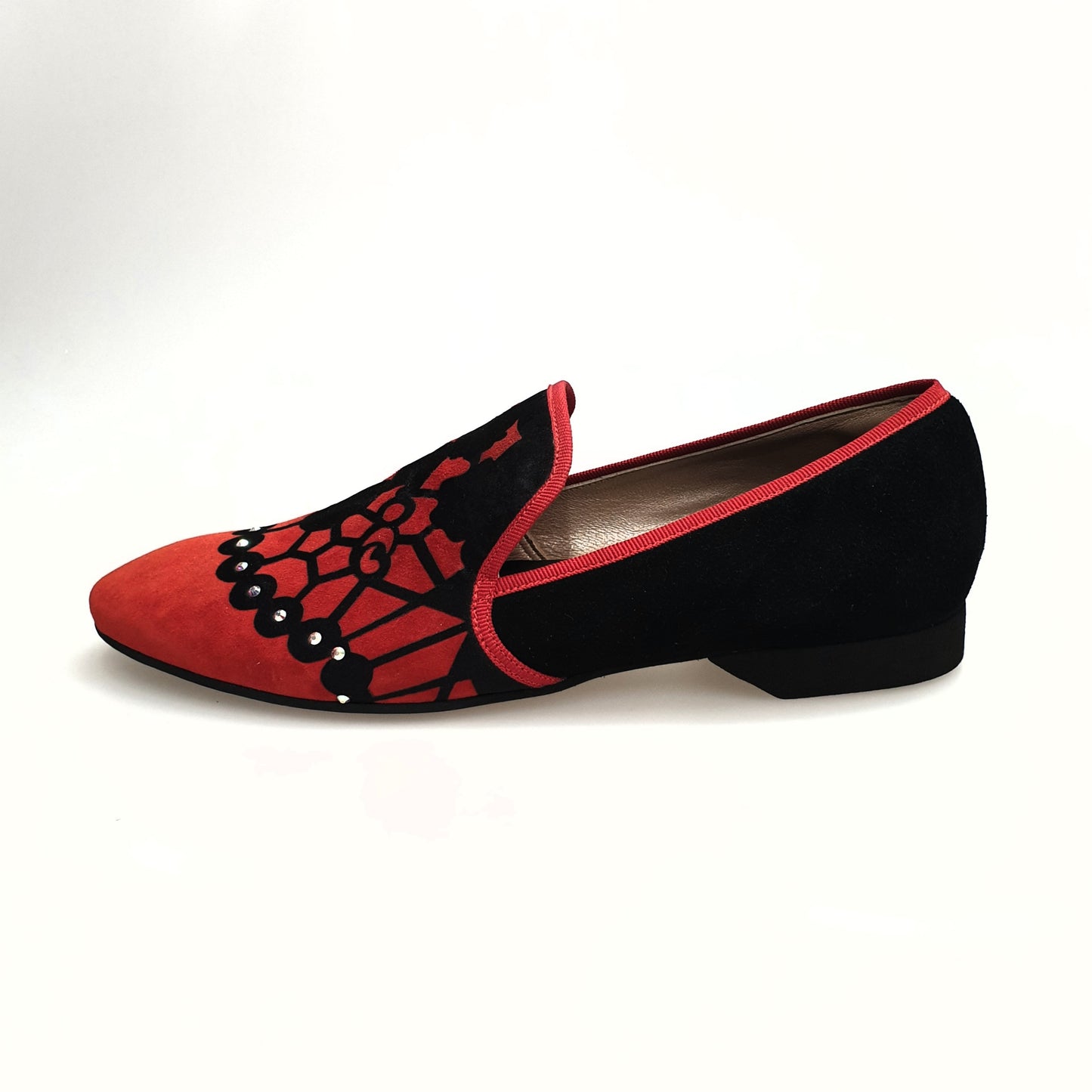 Scarpa da uomo Moreno MS21 in camoscio rosso, con inserto in raso nero, Swarovski boreali e profilo rosso lungo.