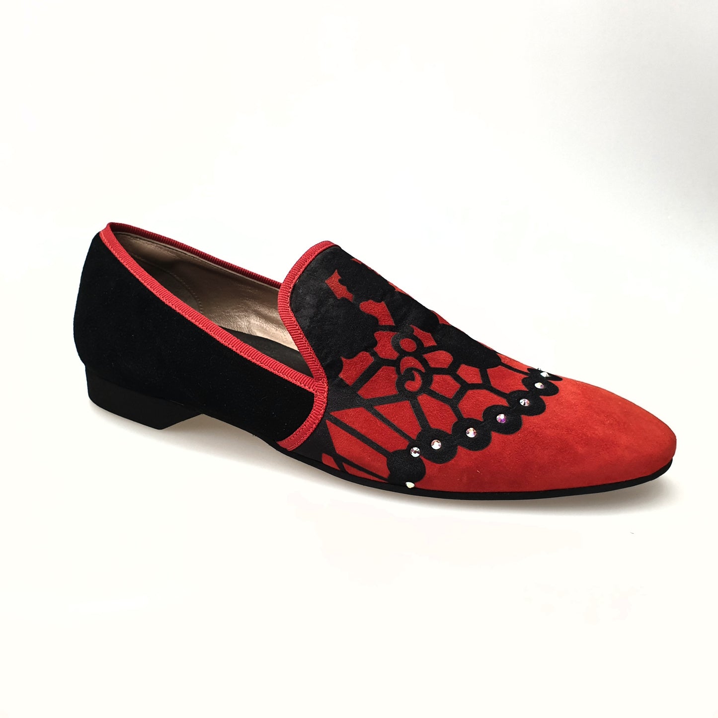Scarpa da uomo Moreno MS21 in camoscio rosso con inserto in raso nero, dettagli Swarovski boreali e profilo lungo rosso.