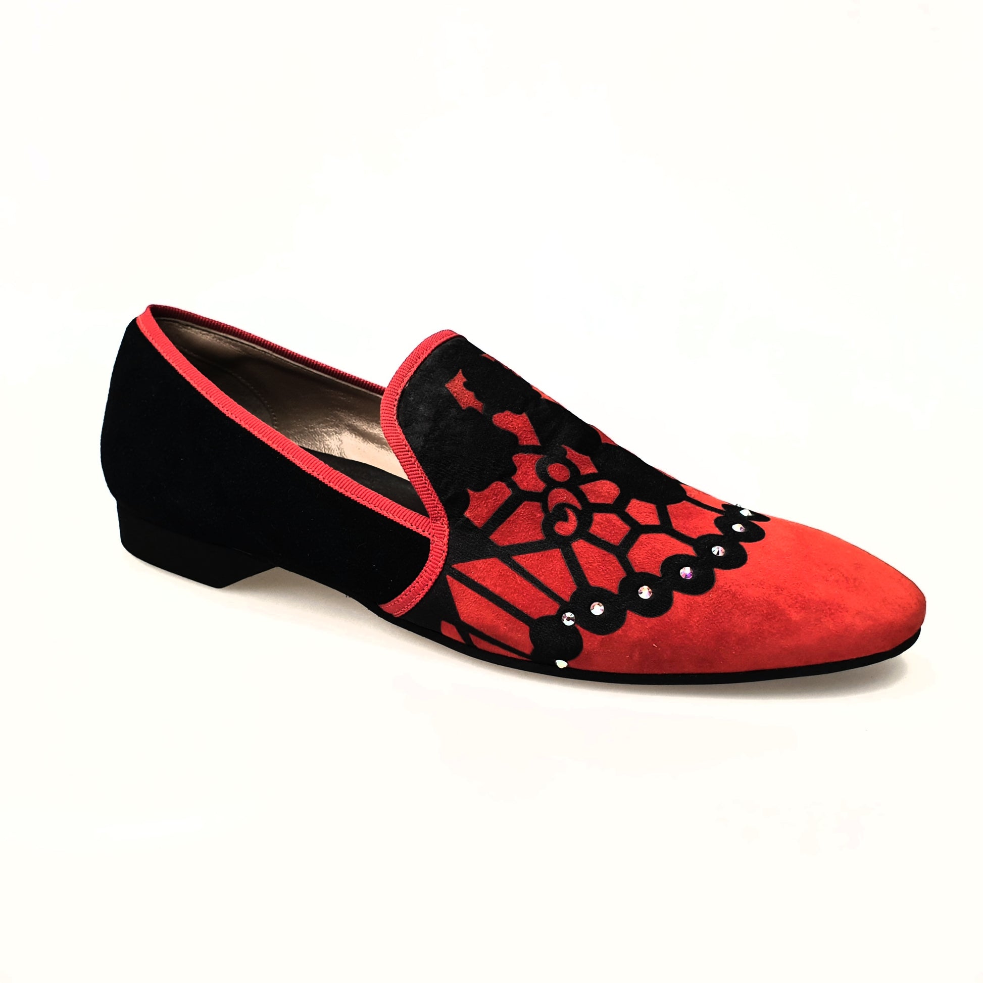 Mocassino uomo Moreno MS21 in camoscio rosso con inserto in raso nero, Swarovski boreali e profilo rosso, forma lunga