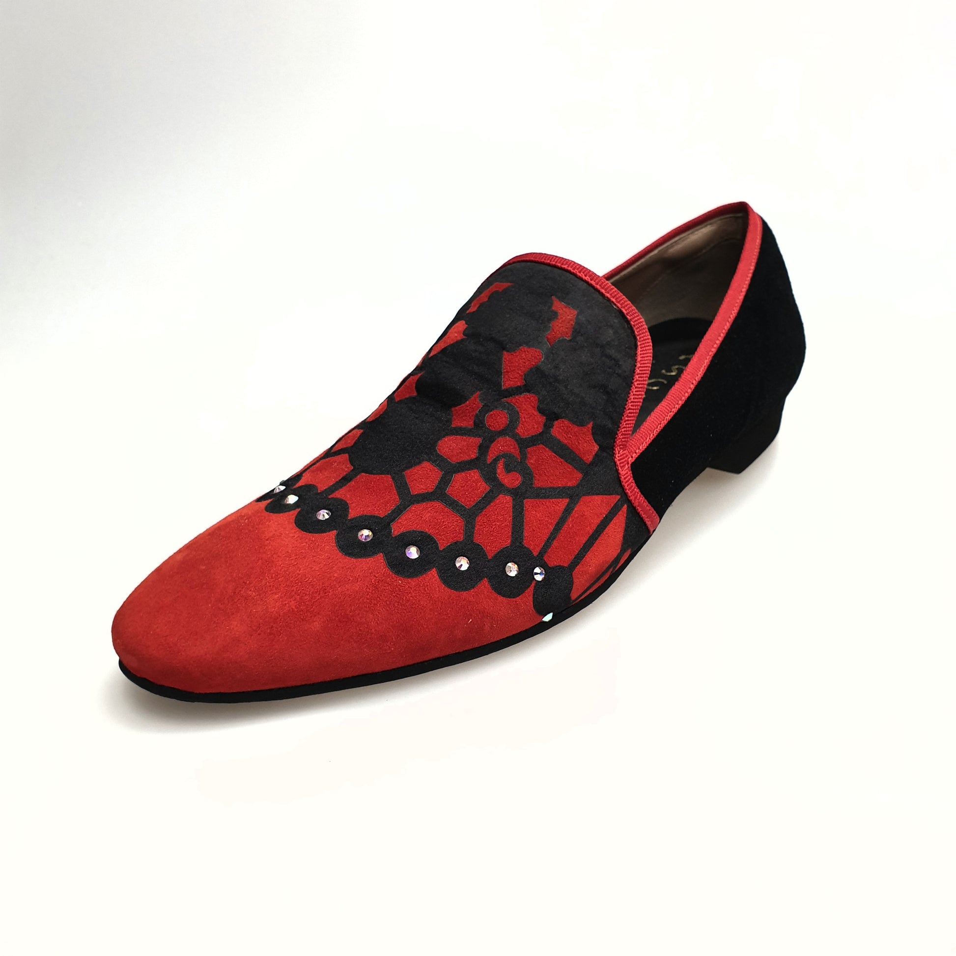 Scarpa da uomo Moreno MS21 in camoscio rosso con inserto in raso nero e Swarovski boreali, profilo lungo rosso.