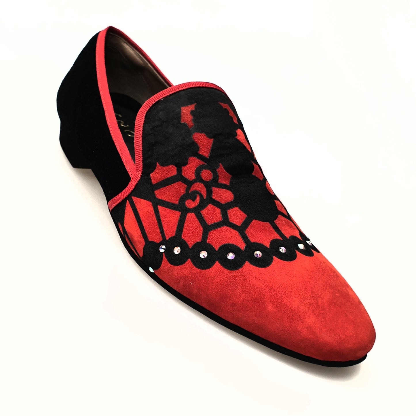 Scarpa da uomo Moreno MS21 in camoscio rosso con inserto in raso nero e Swarovski boreali, profilo lungo rosso.