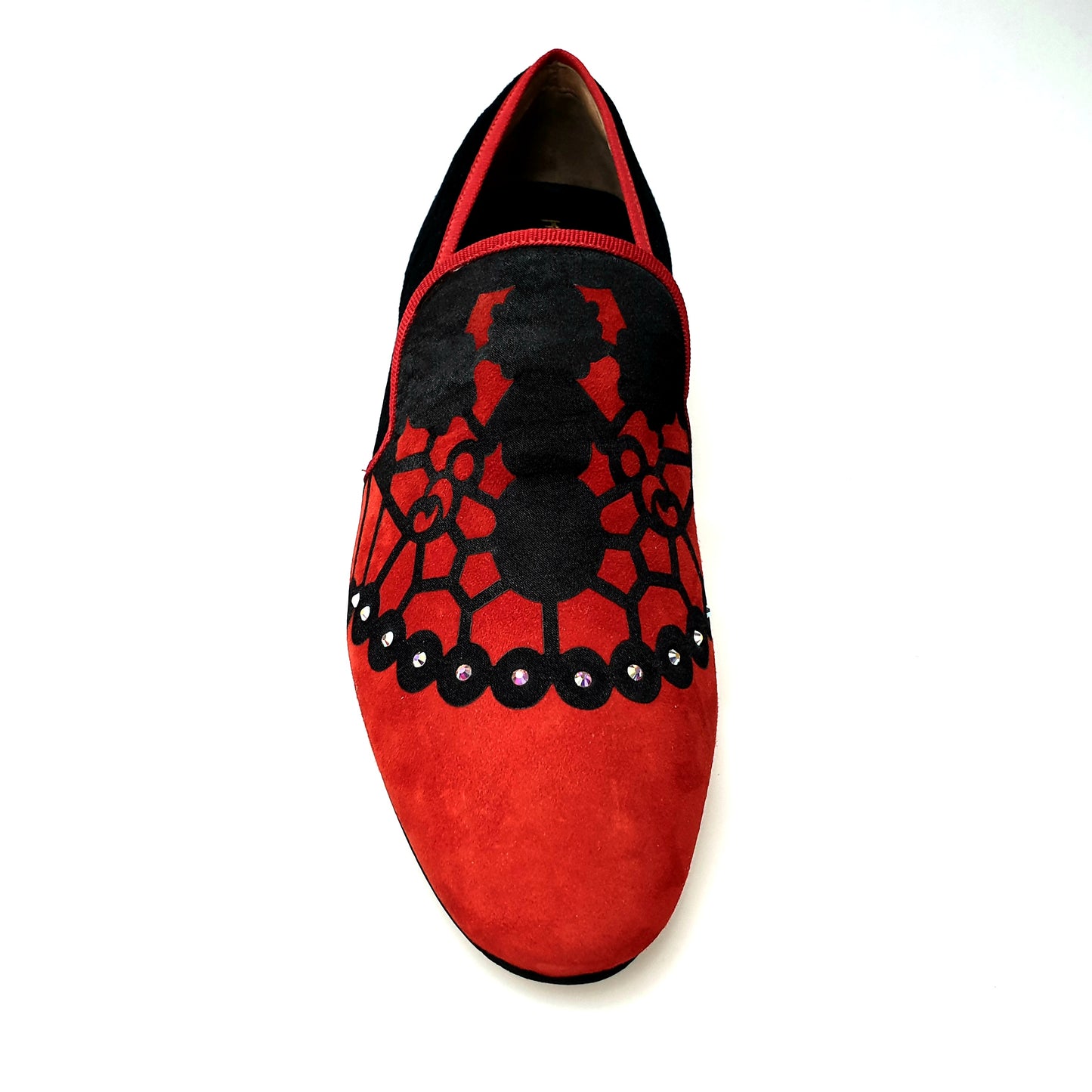 Scarpa da uomo Moreno MS21 in camoscio rosso con inserto in raso nero e Swarovski boreali, profilo lungo rosso.