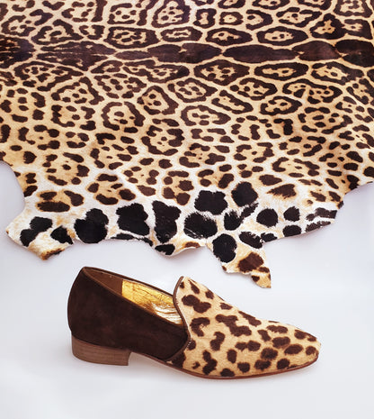 Scarpa da uomo AKIM MS21 in cavallino leopardato beige e camoscio marrone, mocassino Wish Dance Shop con motivo giaguaro.