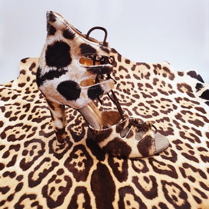 Sandalo da donna Laura Leopard con stringa in camoscio marrone e dettagli in cavallino maculato beige e marrone.