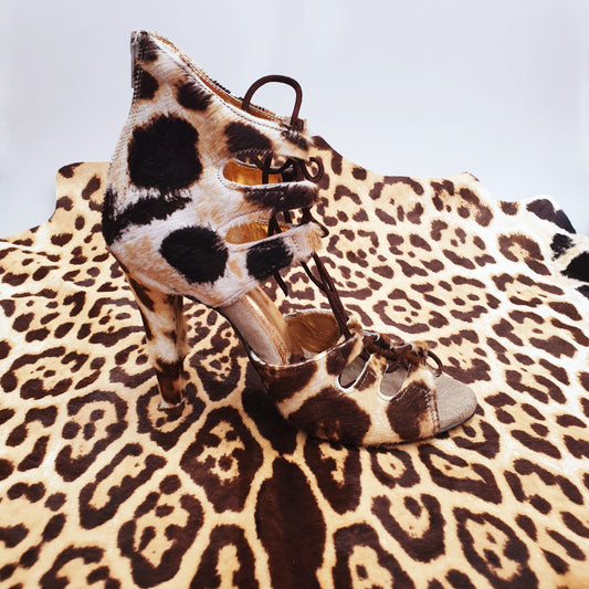 Sandalo da donna Laura Leopard con stringa in camoscio marrone e dettagli in cavallino maculato beige e marrone.