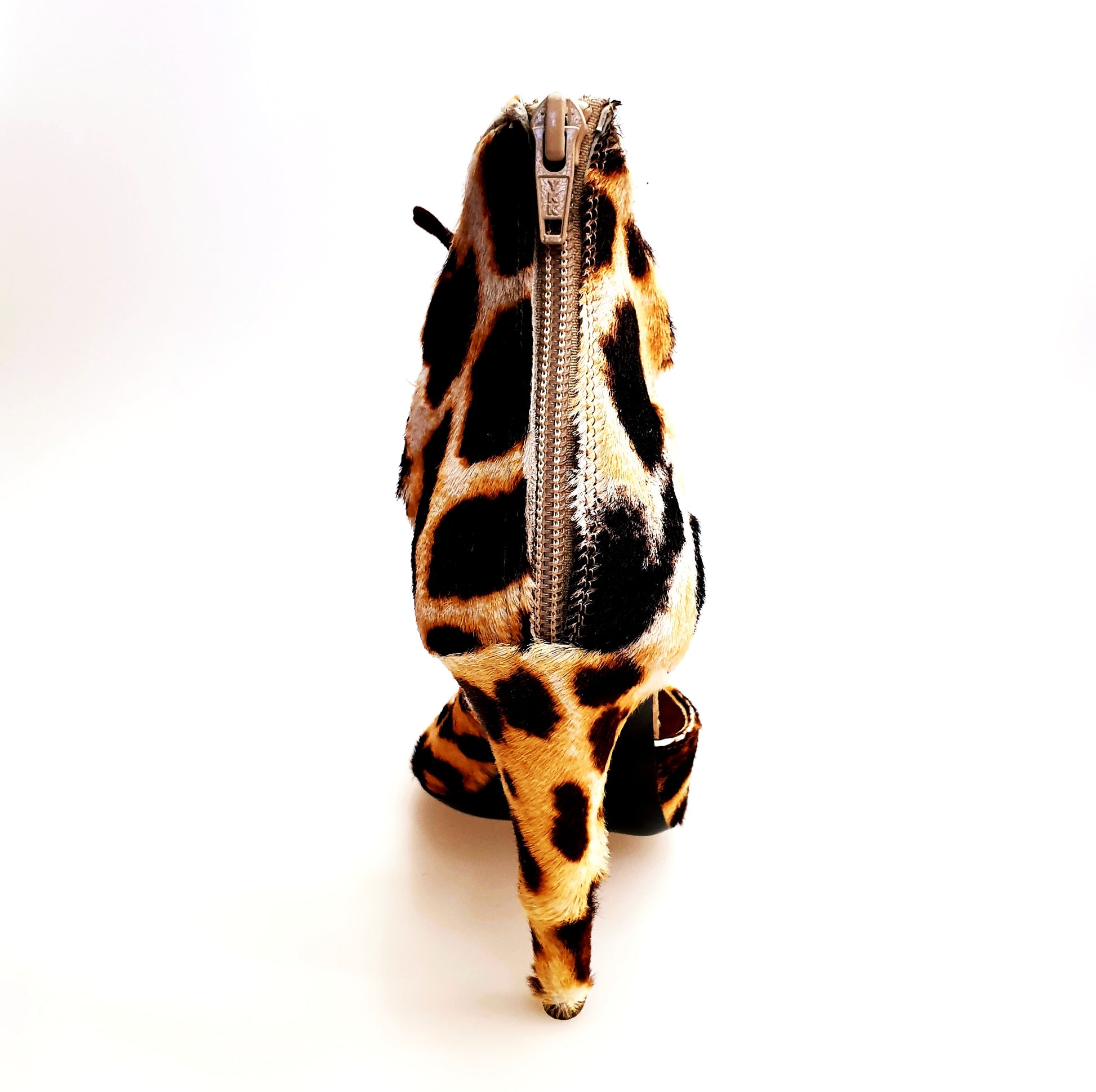 Sandalo da donna Wish Dance Shop Laura Leopard in camoscio marrone con dettagli in cavallino maculato beige e marrone.