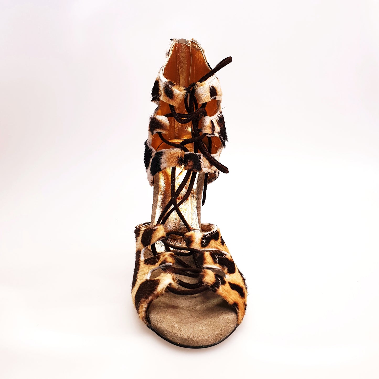 Sandalo da donna Laura Leopard in camoscio marrone con stringa e dettagli in cavallino leopardato beige e marrone.