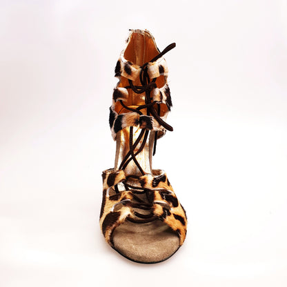 Sandalo da donna Laura Leopard in camoscio marrone con stringa e dettagli in cavallino leopardato beige e marrone.
